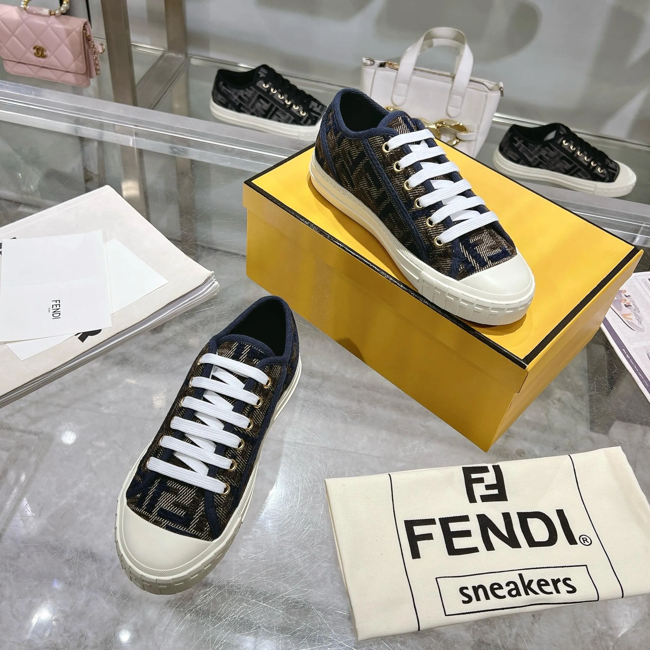 Couple style 💰460❤️Fendi Fendi's latest couple canvas shoes ❑ Fabric: Original customized imported jacquard canvas material ❑ Inner lining: Imported canvas material ❑ Sole: Original molded non-slip TPU outsole ❑ Bottom thickness: 2.5cm ❑ Size: Women's 35-40/Men's 39-45